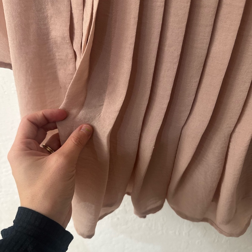 Oak and Fort Tannish Pink Pleated Flowy Blouse Keyhole Back Size Small - Picture 4 of 7